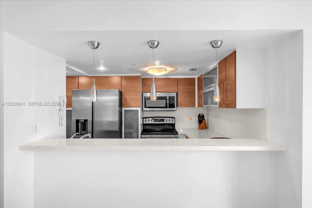 TOWERS OF QUAYSIDE CONDO - Residential
