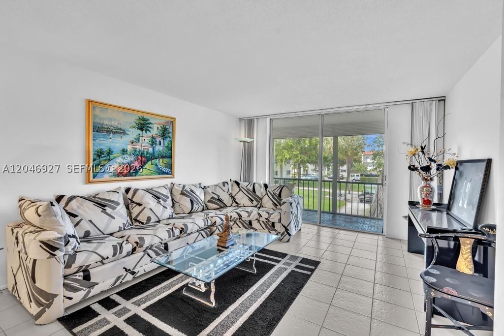 HOLLYBROOK GOLF AND - Residential