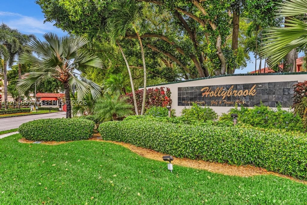 HOLLYBROOK GOLF AND - Residential