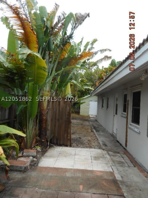 MANOR SQUARE - Residential Income