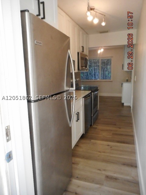 MANOR SQUARE - Residential Income