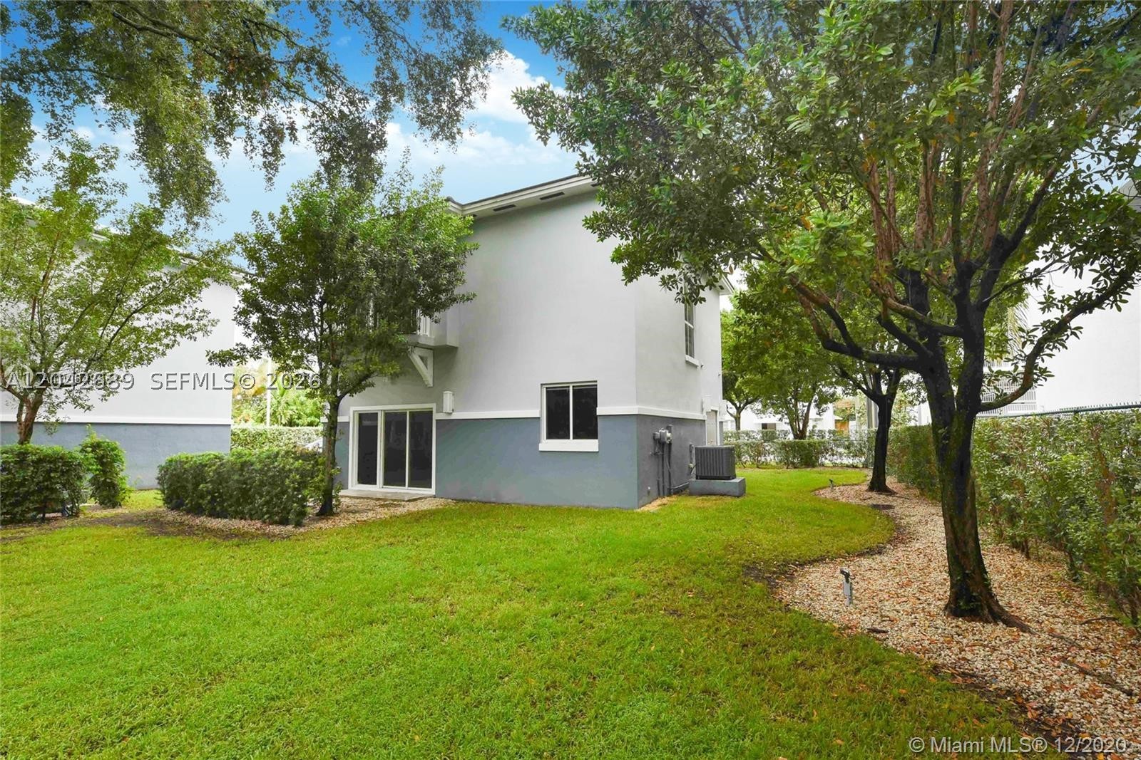 GATEWAY TO THE GROVE COND - Residential
