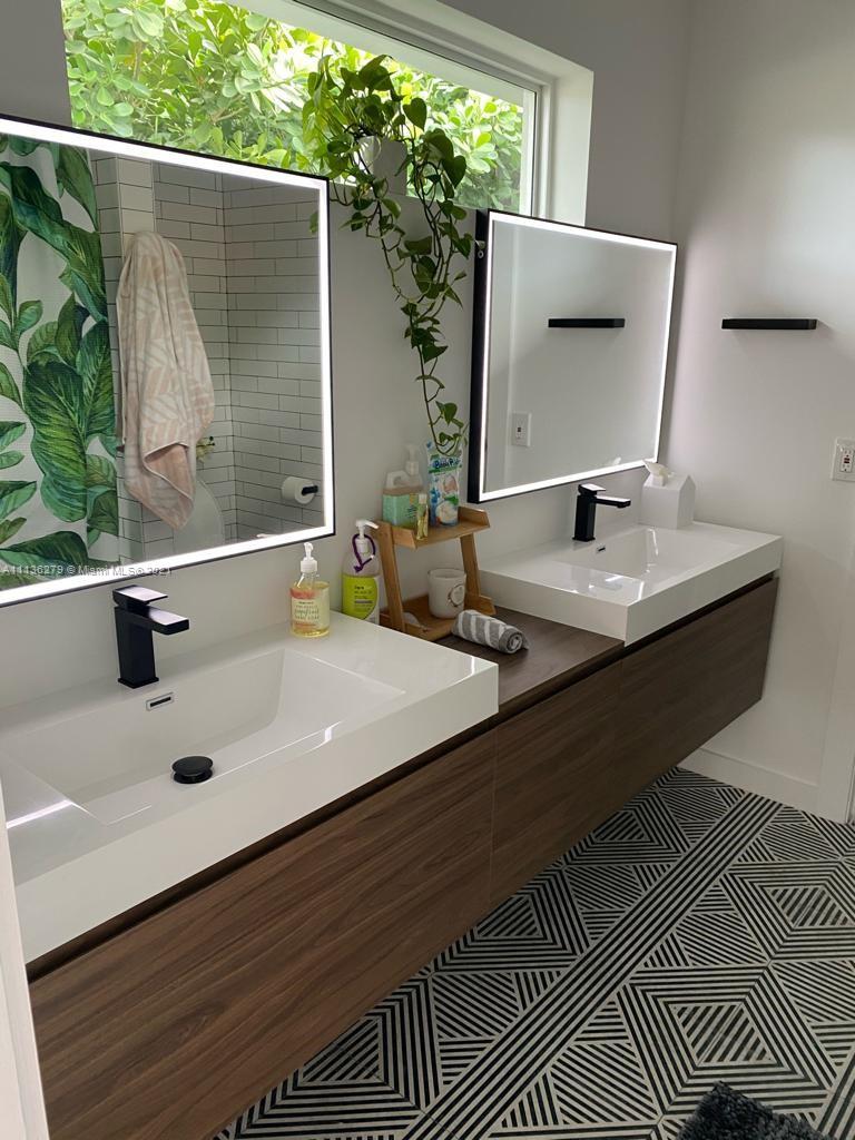 MIAMI SHORES BAY PK ESTAT - Residential