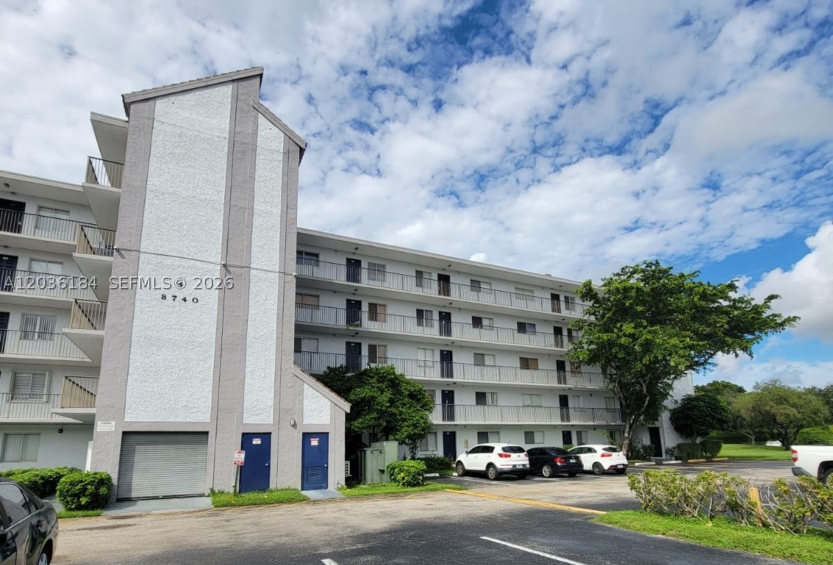 Great opportunity for an investor or end user! Corner unit in third floor with a view to the atrium garden between
buildings, 2 bedrooms, 2 bathrooms, ceramic tile floor, washer and dryer. The water heater is new. Seller will
replace the A/C unit and complete the bathrooms once under contract. Gated community with 24-hour security
service. 1 assigned parking space plus guest parking. Centrally located close to schools, shopping centers, major
roadways, and public transportation. Unit is part of a portfolio sale. Seller motivated!
