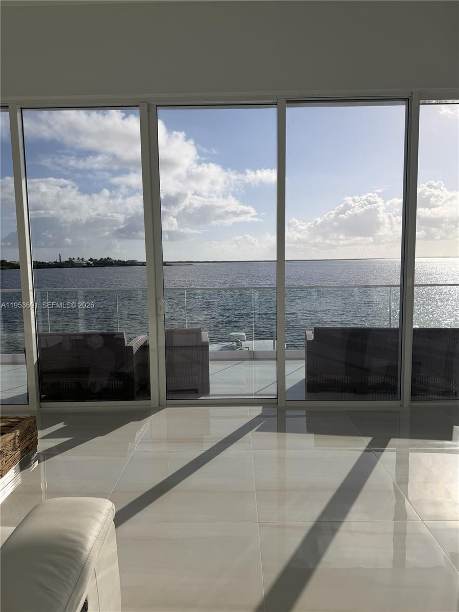 TROPICAL BAY - Residential