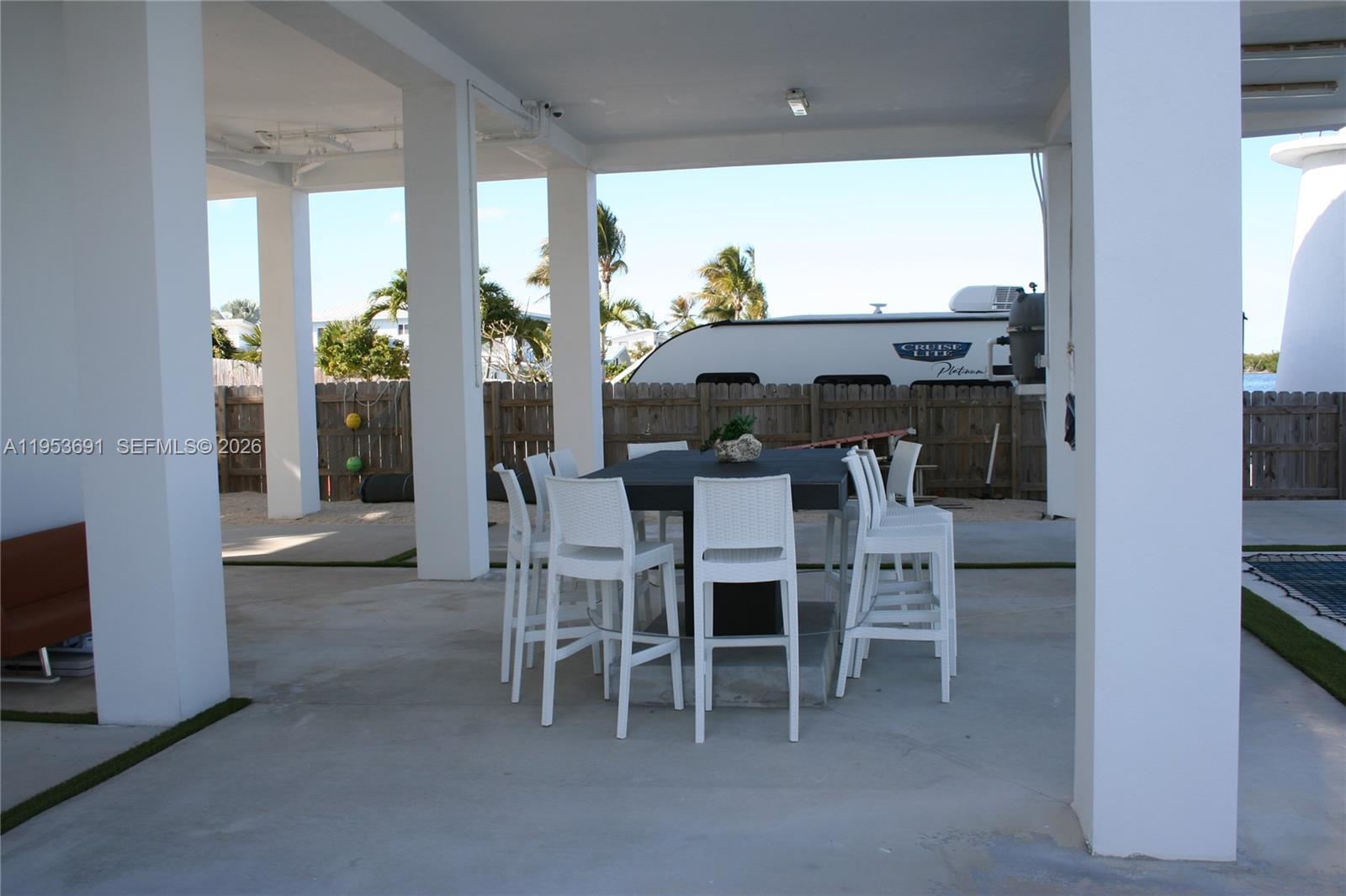 TROPICAL BAY - Residential