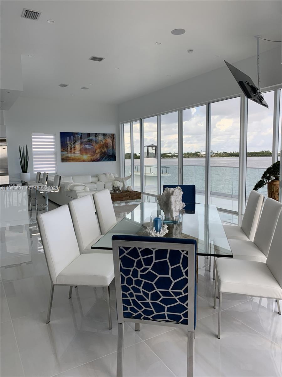 TROPICAL BAY - Residential
