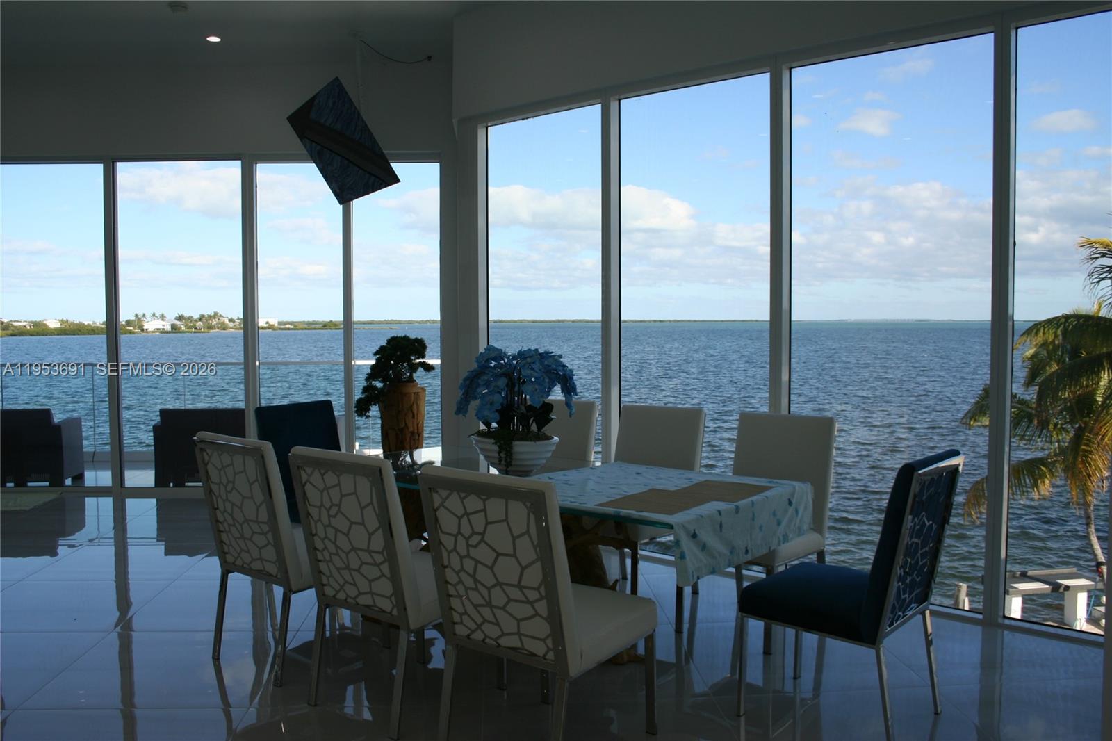 TROPICAL BAY - Residential