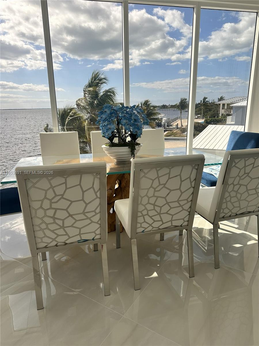 TROPICAL BAY - Residential