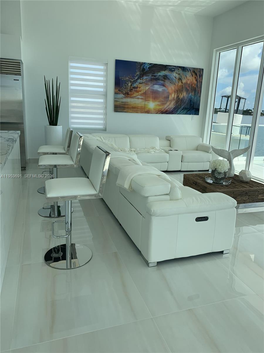 TROPICAL BAY - Residential