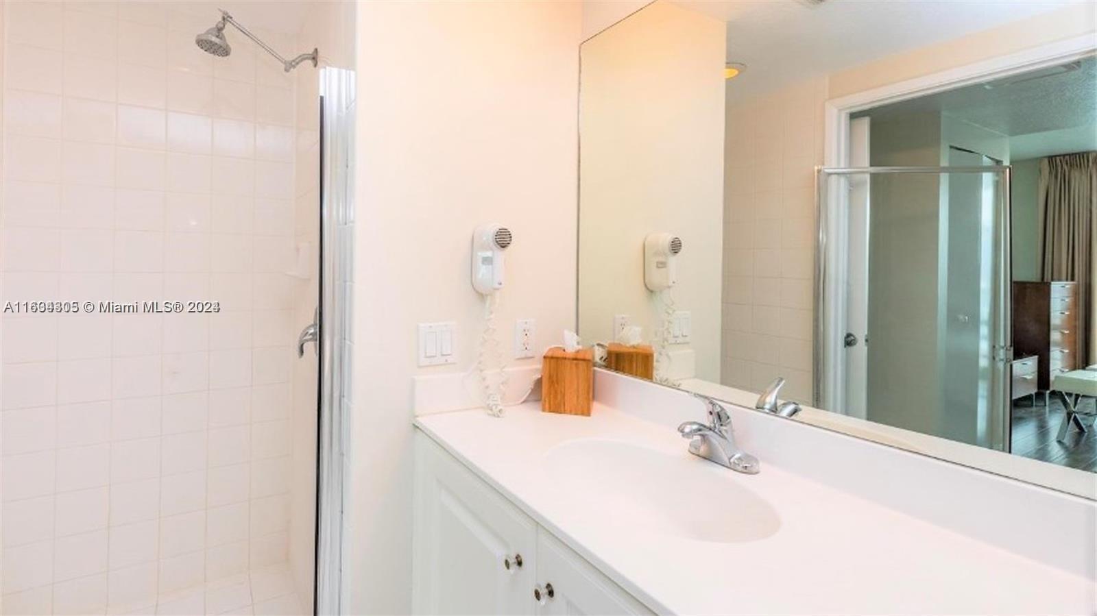 MARINA BAY CLUB CONDO HOT - Residential