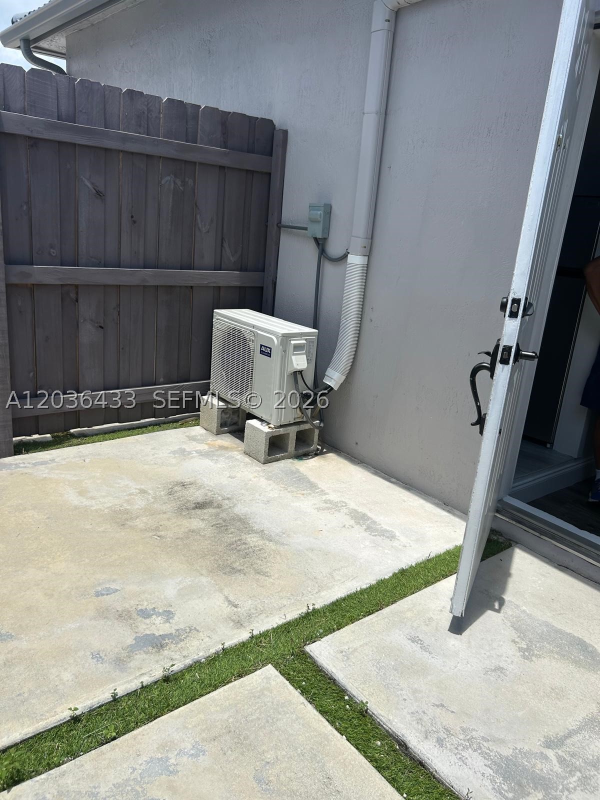 Cozy efficency in West Kendall.Rent includes water,electricity,and WI-FI,perfect for one person.