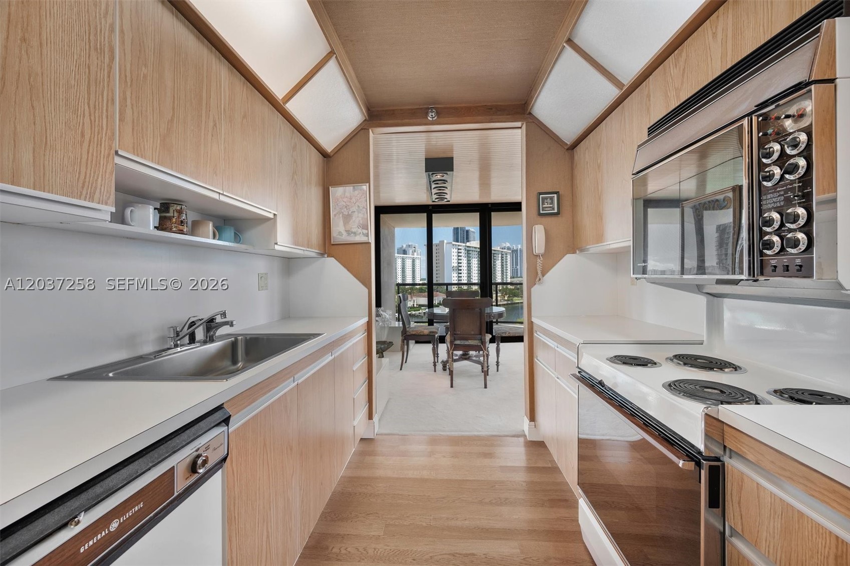 TURNBERRY ISLE SOUTH COND - Residential