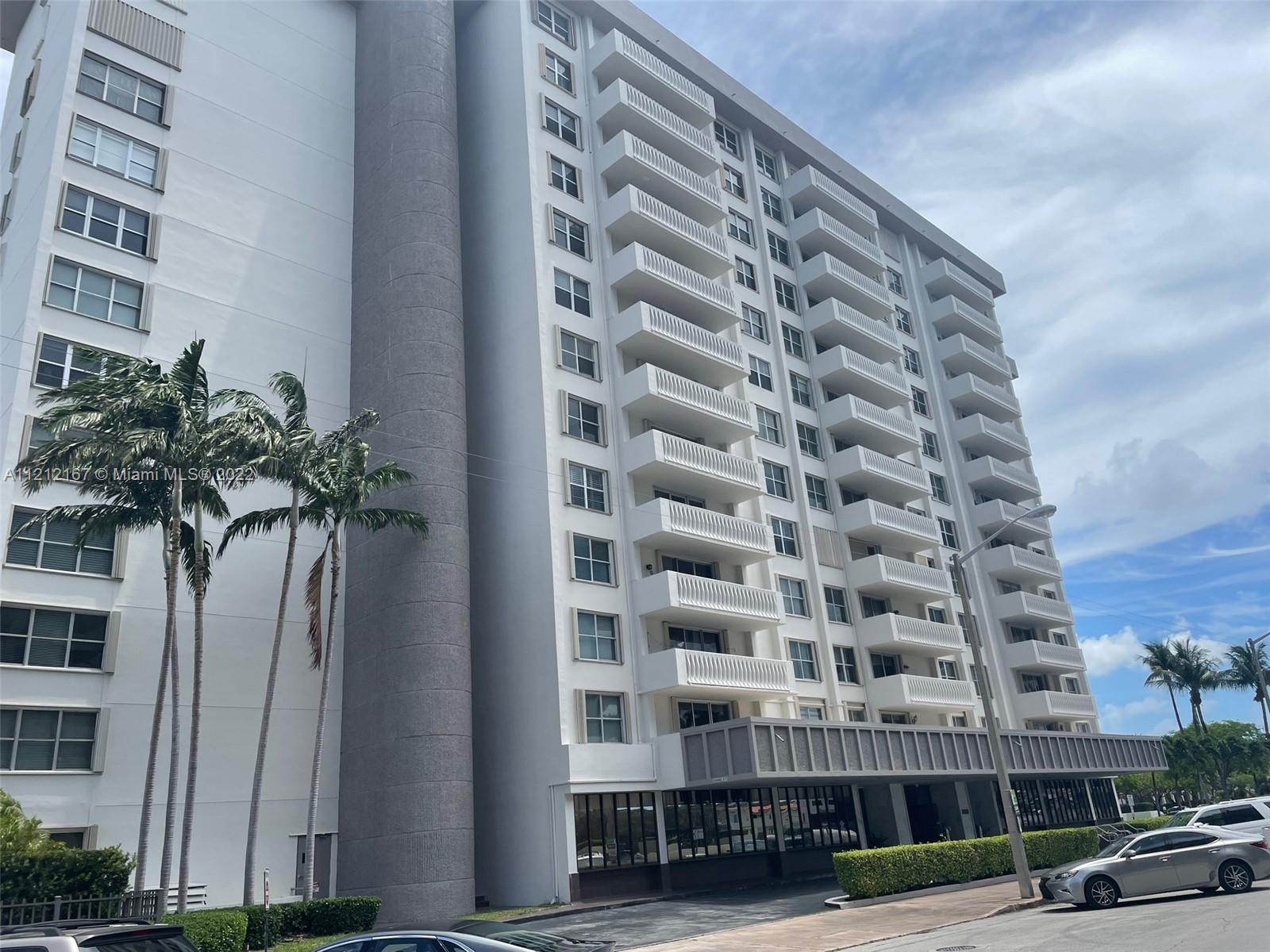 Spacious rental unit in Gables Plaza. Tons of closet space and washer and dryer in unit. Large balcony overlooking downtown Coral Gables. Down the street from Miracle Mile featuring Coral Gables' best dining and shopping. Amenities include: swimming pool, attended lobby with 24 hour concierge, hot water and A/C included in maintenance. New Stove and dishwasher.