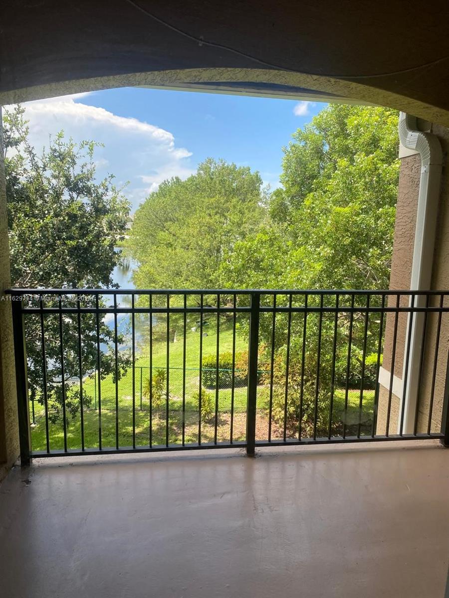 APARTAMENT 2/2 MARQUESA, JUST IN FROM THE PEMBROKE LAKES MALL 
 LAMINATE FLOOR   KITCHEN, FULL-SIZE WASHER/DRYER, BEAUTIFUL LAKE VIEW FROM THE BALCONY.
 EXCELLENT AMENITIES INCLUDED:  FITNESS CENTER, RAQUETBALL COURT, ON-SITE MOVIE THEATER, COMMUNITY POOL, PLAYGROUND, CAR CARE AREA. 
NO SMOKING COMMUNITY WITH RESORT-STYLE!!!
