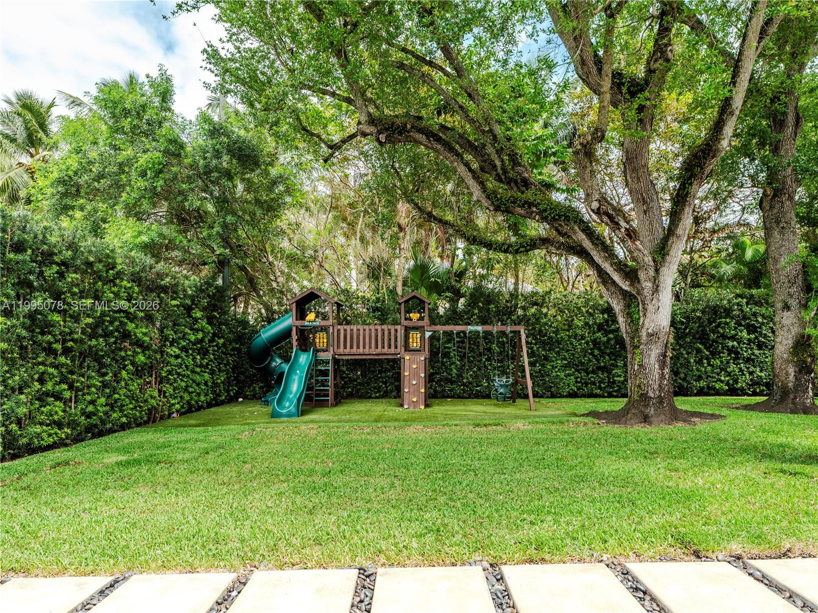 SNAPPER CREEK VILLAGE AMD - Residential