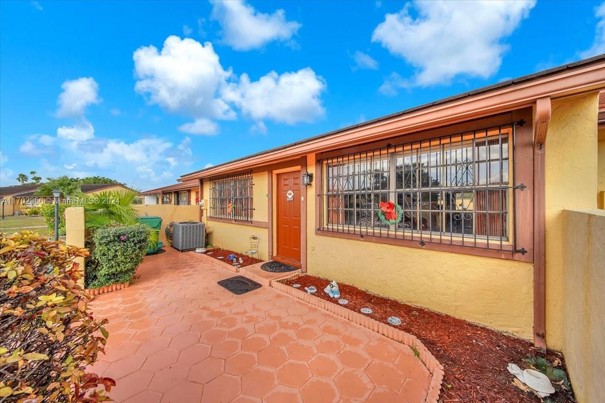 KENDALE LAKES WEST TOWNHO - Residential