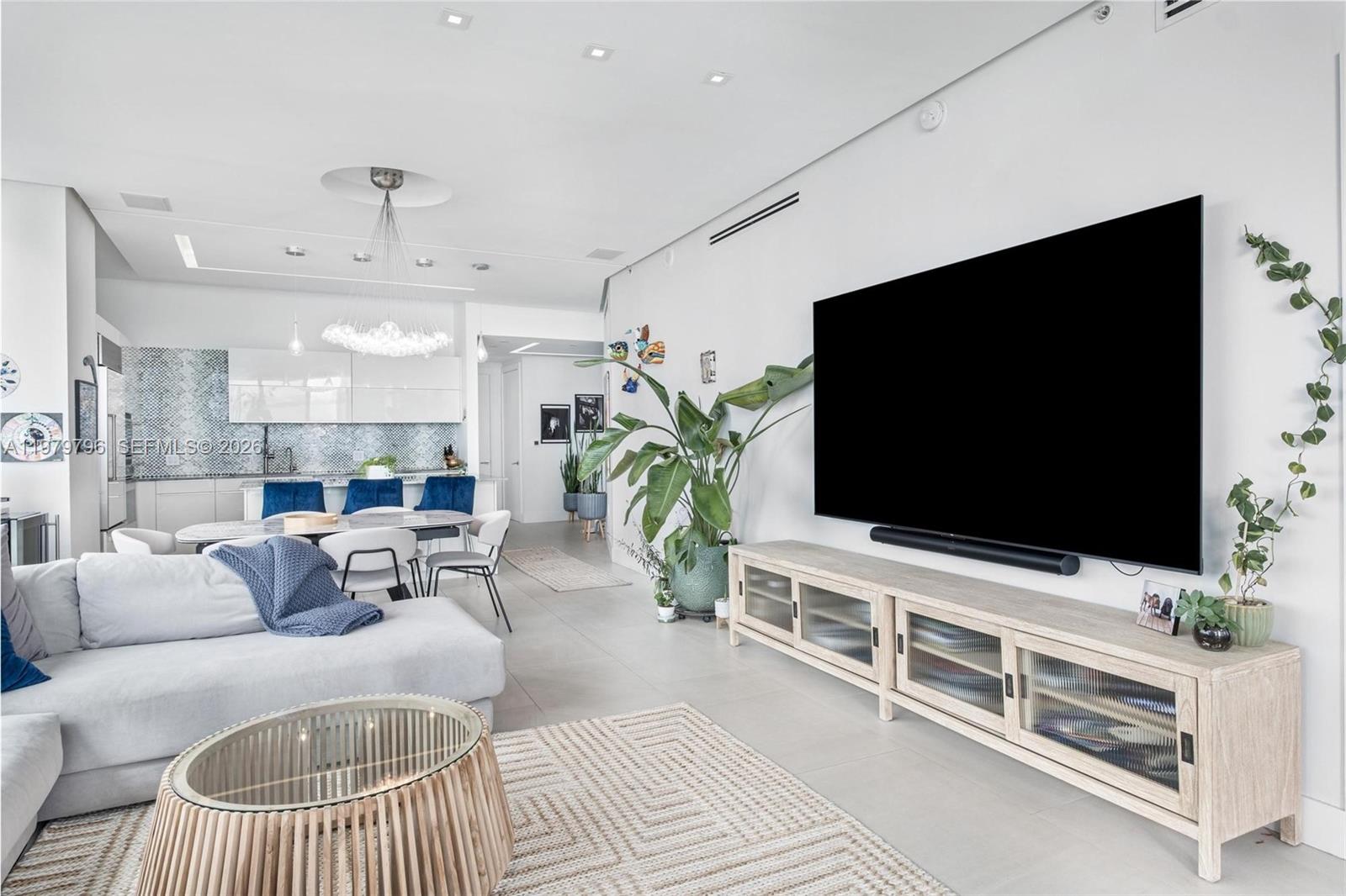 PARAMOUNT BAY CONDO - Residential