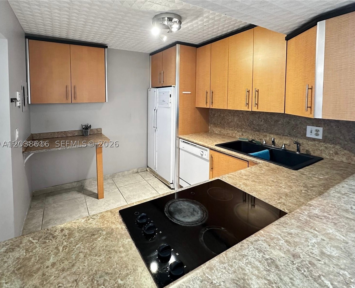 AVANT GARDE CONDO - Residential Lease