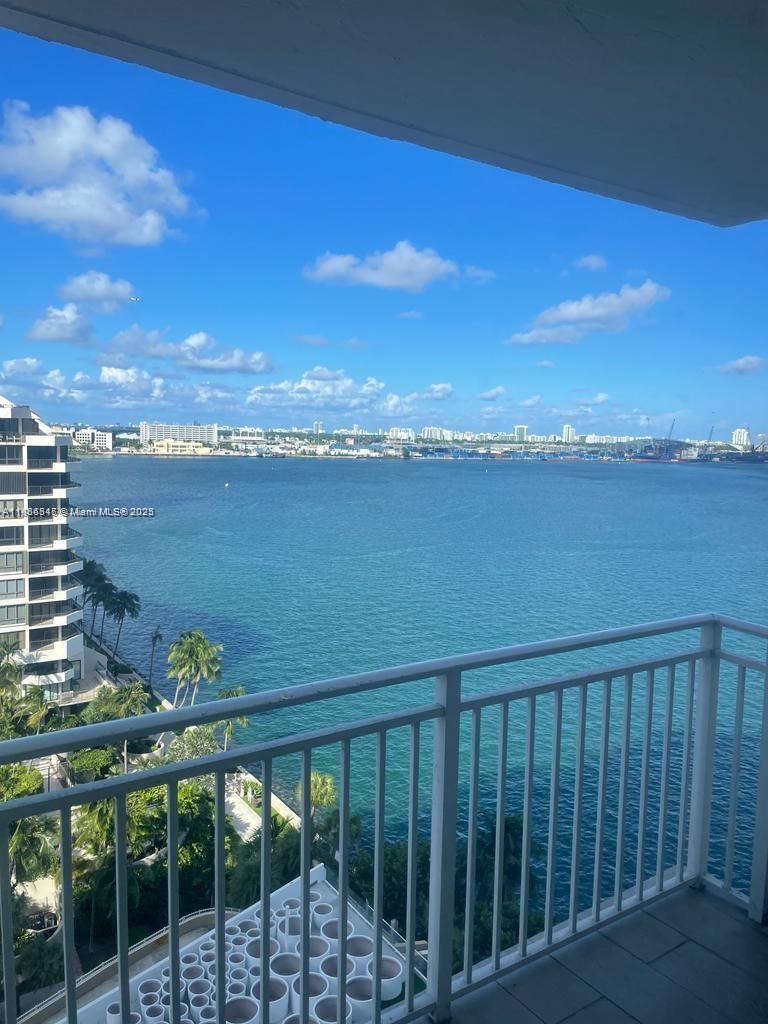 Beautiful, bright 1B/1B at Isola Condominium, on the exclusive Brickell Key Island. Ocean and downtown Brickell views. 1 Assigned parking spot. New luxury resort style pool, clubhouse, BBQ area, and tennis court. Tenant occupied until 01/2026.