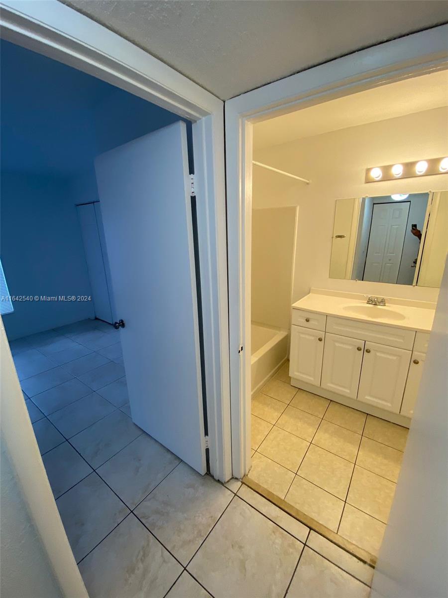 CASABLANCA ISLES CONDOMINI - Residential Lease