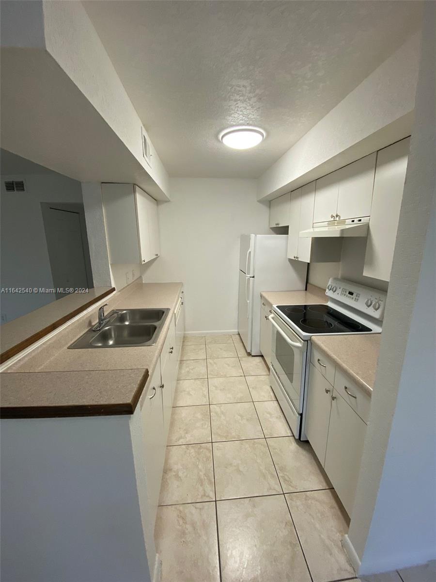 CASABLANCA ISLES CONDOMINI - Residential Lease