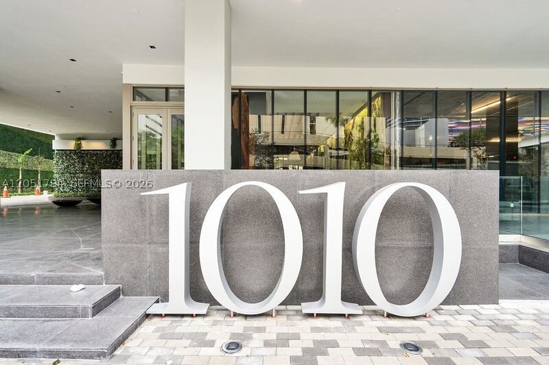 In the heart of Brickell, this 2bd plus large DEN with 3 full bathrooms and 2 parking space. This unit is ready to move in. Step into a spacious foyer from a private elevator
and benefit from a large variety of first-class amenities: Gym, Aerobics Room, Kid’s Playroom, Squash Court, Basketball Court, Arcade Room, Indoor Pool & Social Room,
Hammam (Spa), and the Roof Deck has the outdoor pool and jacuzzi. Benefit from its central location and proximity to the beach and restaurants and services