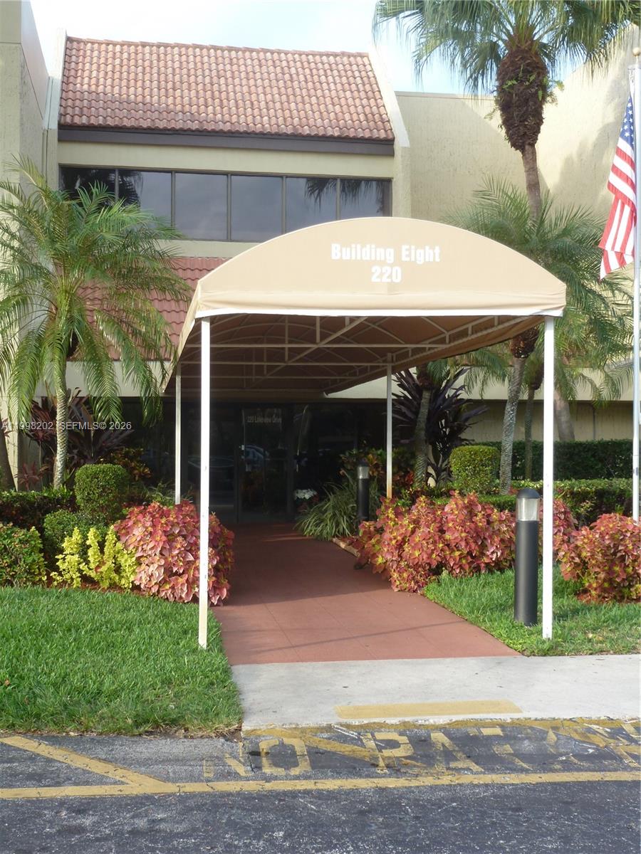 Excellent investment opportunity! Beautifully remodeled 2-bedroom, 2-bathroom third-floor unit with excellent tenants in place until January 2027, providing immediate rental income. The building features a new elevator, and the unit includes a washer and dryer inside. Located in a great community with wonderful neighbors, this property also offers access to the highly desirable Bonaventure Town Center Club. Great location and amazing schools.