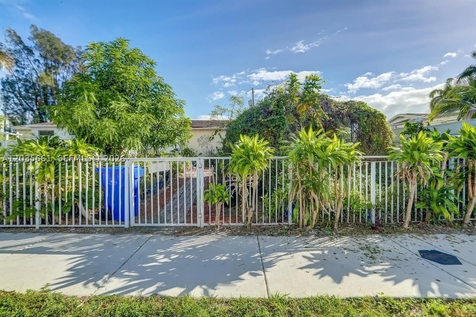 ***ALL INCLUSIVE, Private and Nestled Studio in Broadview Park Fort Lauderdale, perfect for a renter who enjoys peace, privacy and safety. Complete Studio with kitchen, fridge, microwave, bathroom and private entrance and exit. It is attached to a main house with a separate entry and walk way. Formerly an Airbnb. Very well kept and maintained.

***Important: No pets, clean background/No evict., maximum 2 adults, and parking for 1 vehicle only. 2 MONTHS DOWN. Water, Electric, and Laundry Included!!