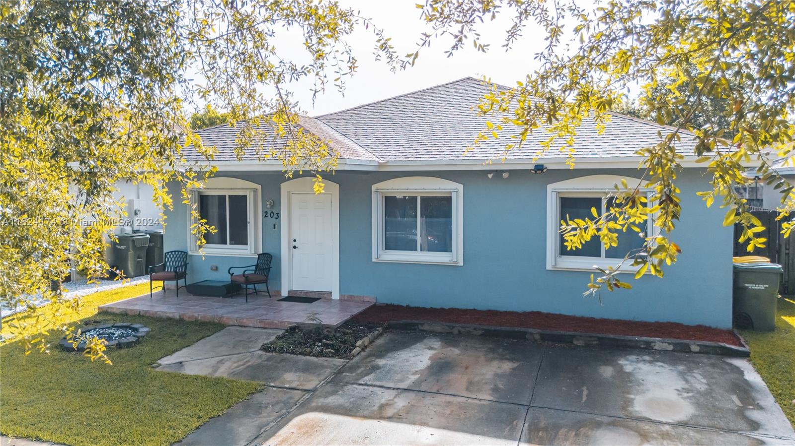 Look no further! This perfect starter home features 3 bedrooms and 2 bathrooms. Master bedroom is spacious with walk in closet and a full bath! Great backyard space for entertainment, can fit a gazebo and a pool. The home is located in a family friendly neighborhood. Property won’t last on the market, don’t miss out on this opportunity. A must see!