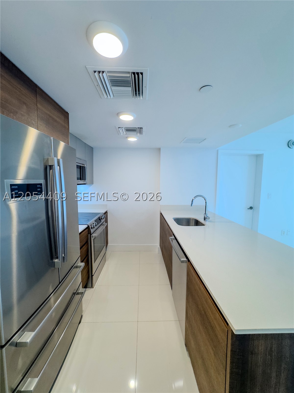 THE IVORY RESIDENCES CONDO - Residential Lease