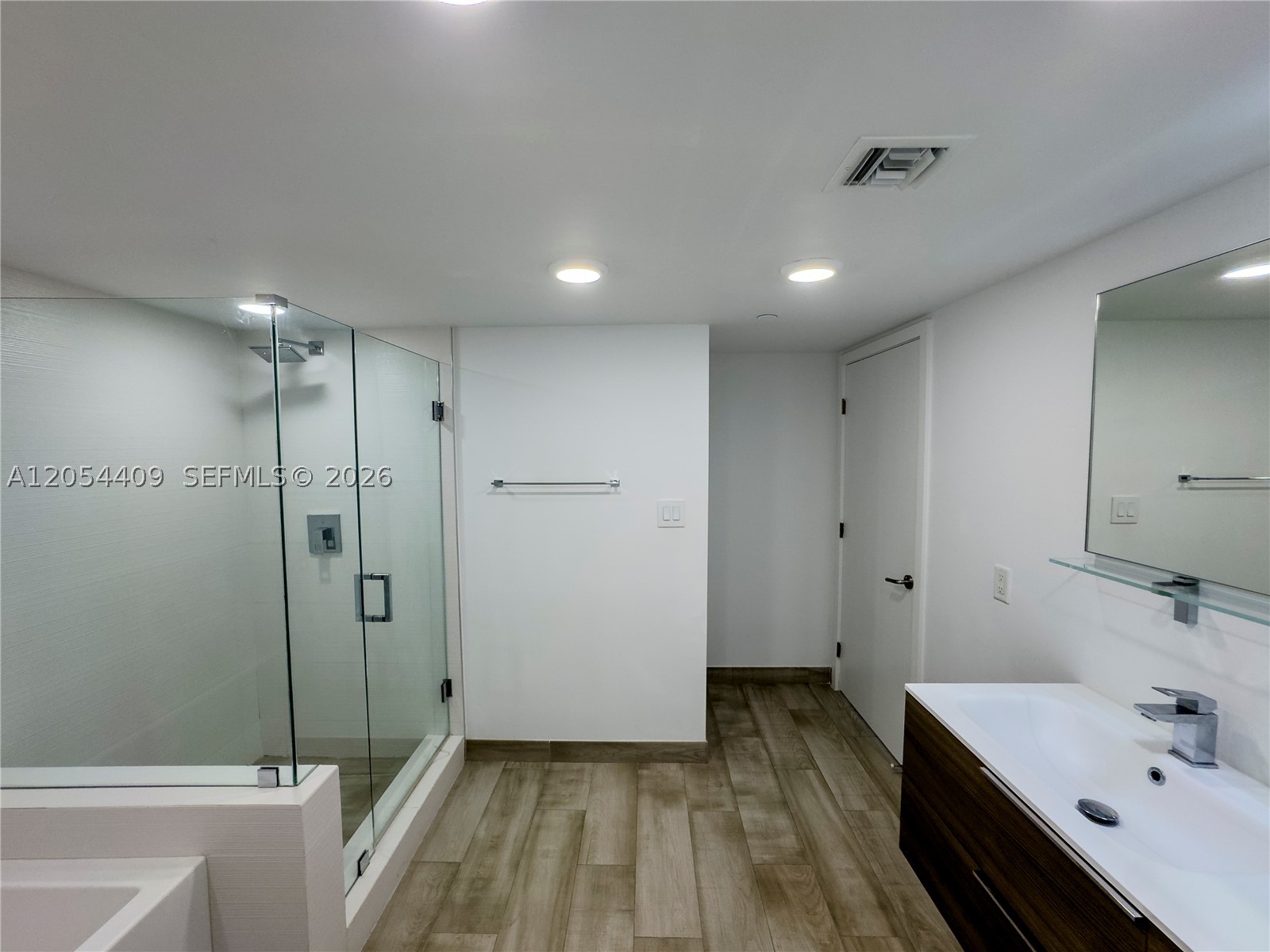 THE IVORY RESIDENCES CONDO - Residential Lease