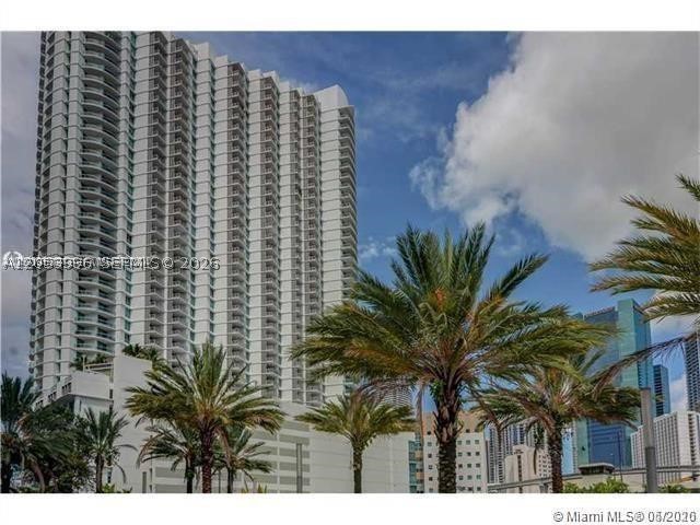 Live in the Heart of Miami! Beautiful 2-bedroom, 2-bath residence at Wind Condominium, one of the most desirable riverfront communities between Brickell and Downtown Miami.

This bright and spacious unit offers a functional layout, modern finishes, floor-to-ceiling windows, and a private balcony to enjoy the vibrant city lifestyle.

The unbeatable location places you just steps from Brickell City Centre, the Miami River Walk, world-class restaurants, cafés, entertainment, shopping, the Financial District, Metromover, Metrorail, and provides quick access to I-95 and Miami International Airport. Enjoy the convenience of living where work, dining, and nightlife come together.

Residents enjoy an impressive collection of resort-style amenities, including a spectacular waterfront pool, expansive tropical deck, state-of-the-art two-story fitness center, spa with sauna and steam rooms, clubhouse, business center, sports lounge, children's playroom, 24-hour concierge, valet parking, gated entry, and 24-hour security.

A perfect opportunity for anyone seeking luxury, convenience, and the ultimate urban lifestyle in the heart of Miami.