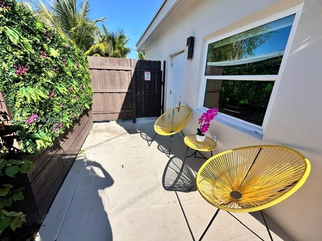 Detached and independent entrance with 2 parking spaces in Hollywood area east of US-1. The unit has an independent garden and terrace. Living-dinning room with kitchen open desing and 1 bedroom with closet and bathroom. Unit was recently remodeled and is all new. 10 minutes in car to Hollywood Beach and walking distance to restaurants and markets. Availabel for long term and short term 1 month.  Maximun 2 people.