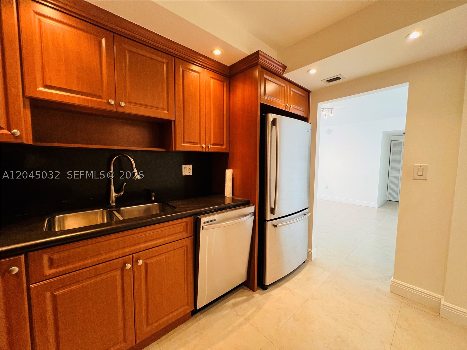 BRICKELL BAY CLUB CONDO - Residential Lease