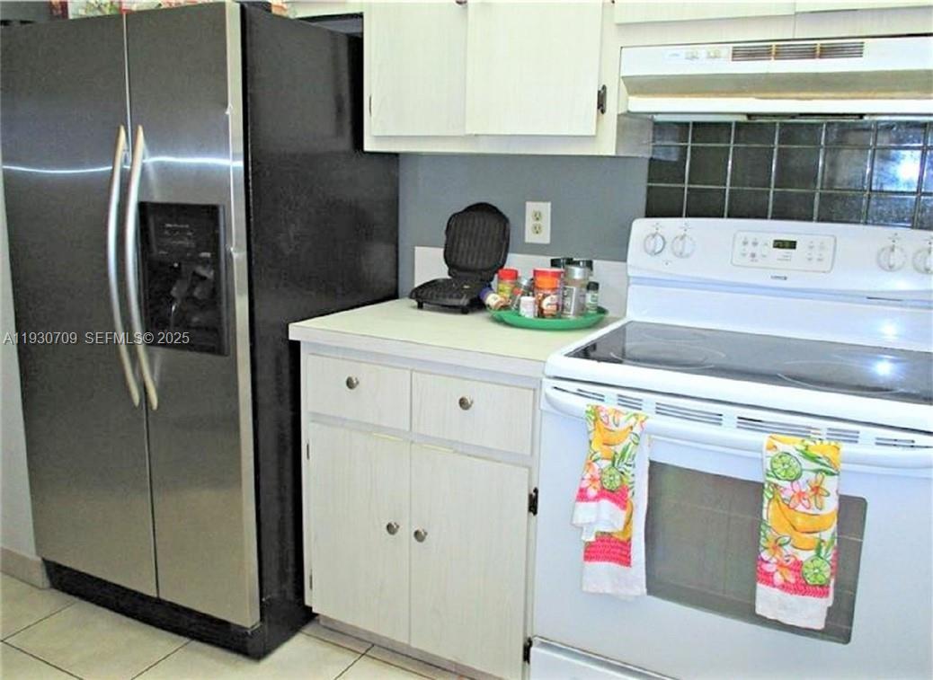 VERY LARGE 1 BEDROOM (750 SQ.FT.) 1 BATHROOM WITH DEN (ENCLOSED BALCONY)ALL TILE FLOORING INCLUDED MASTER BEDROOM WITH A LARGE WALKIN CLOSET AND BATHROOM.the complex has pool and club house. This is a regular sale.EASY TO SHOW.
