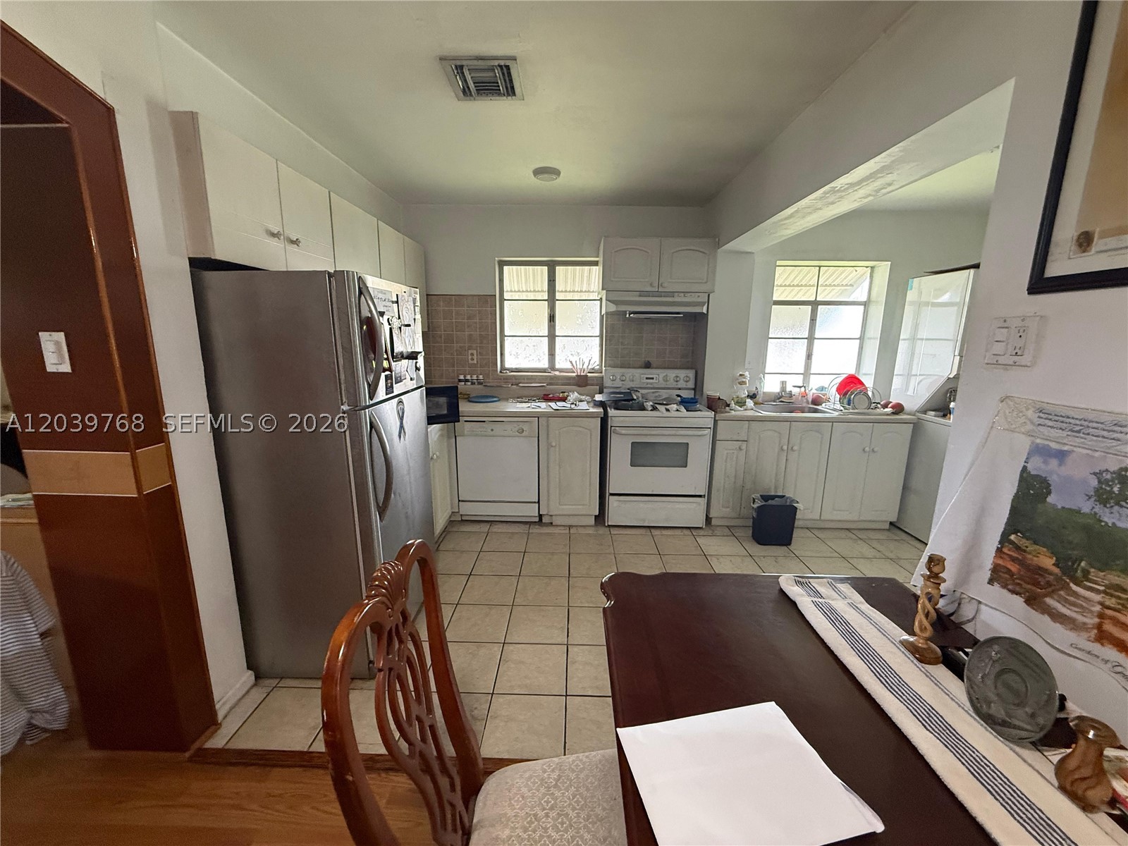 amazing investment opportunity in hollywood! prime location, airbnb , close to the beach! cash or hard money only please see broker remarks.