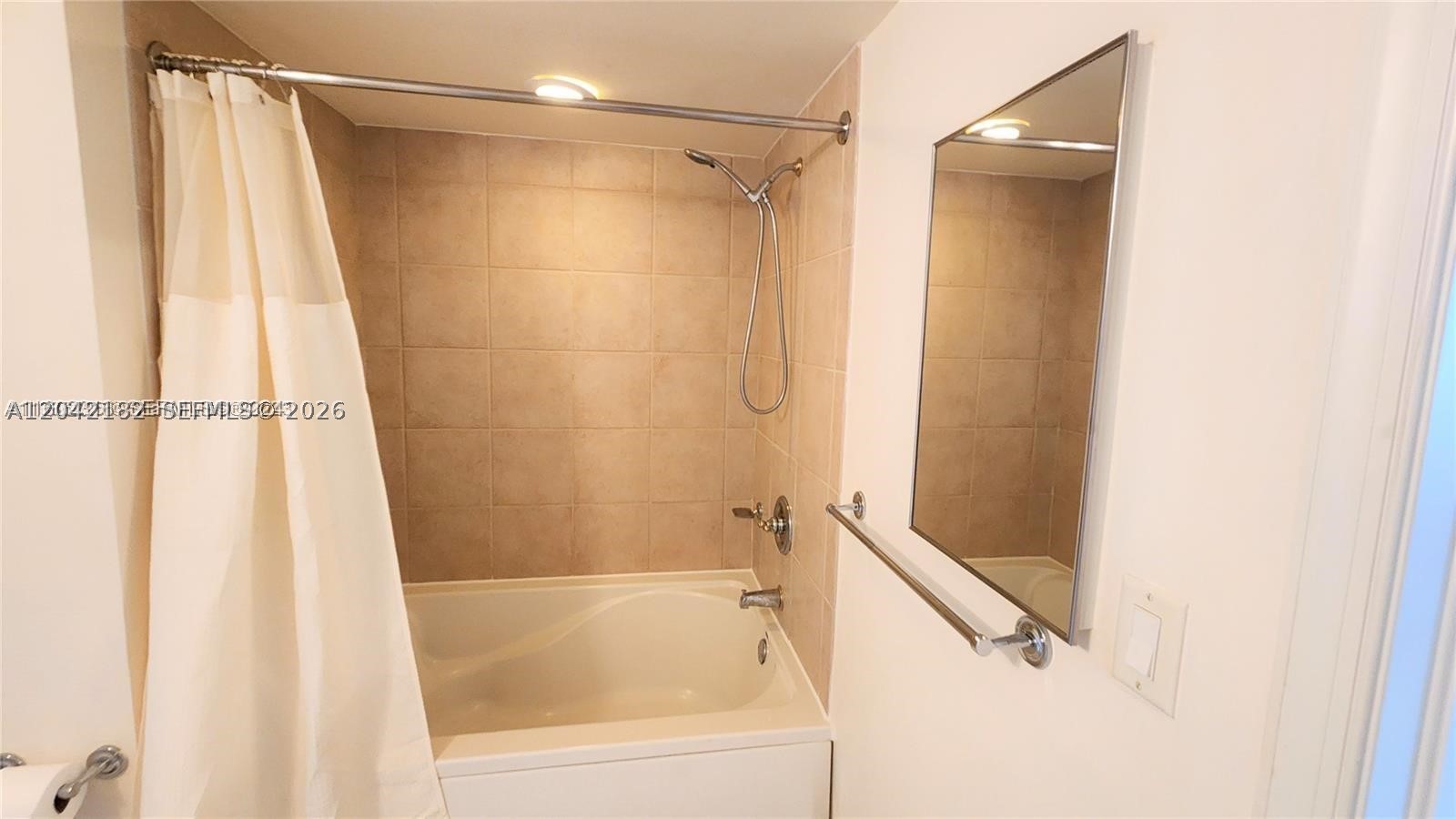 TURNBERRY ON THE GREEN CO - Residential Lease