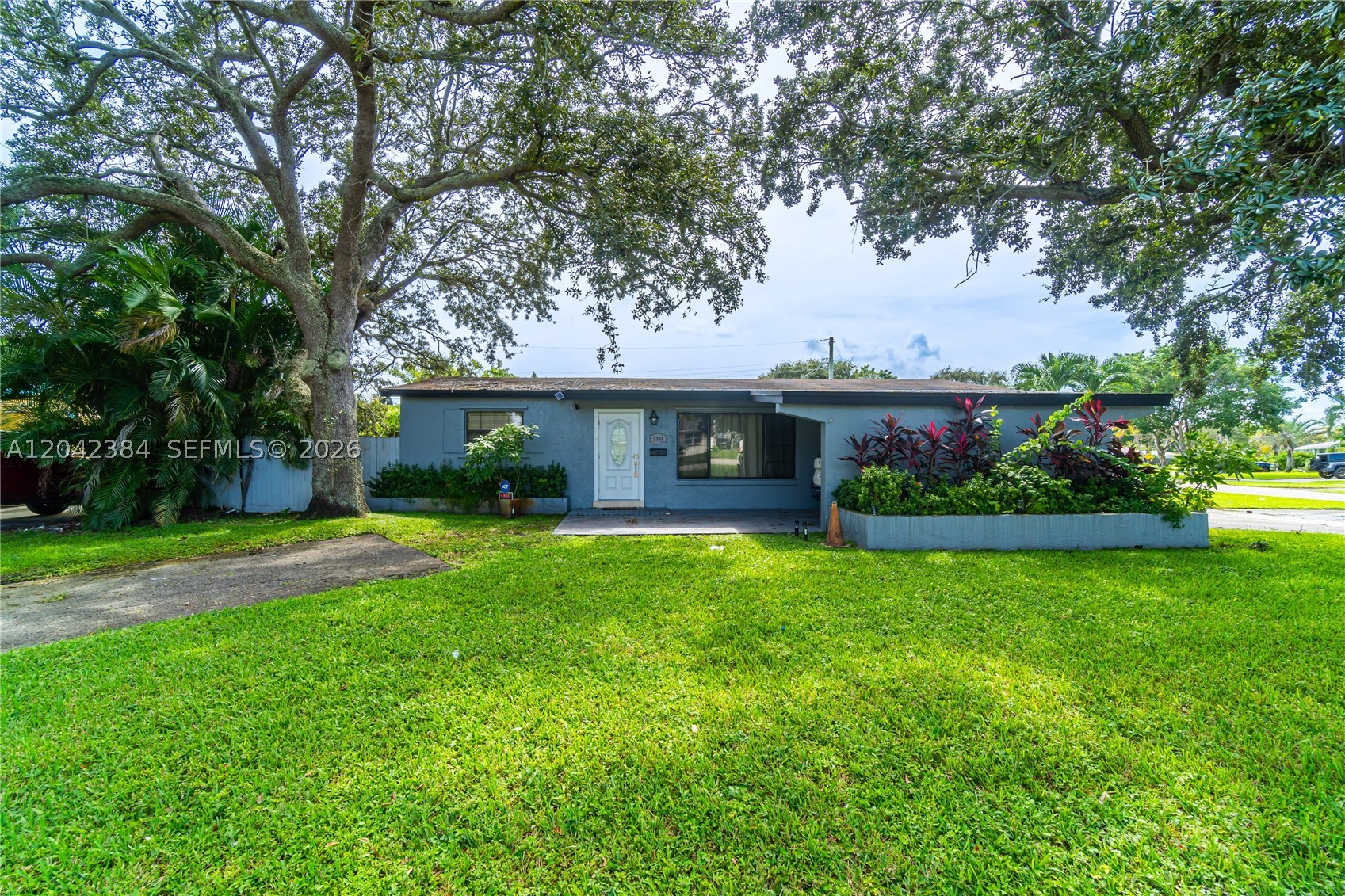 Welcome to this beautiful One-Story single family residence in Hollywood Hills, one of the best areas in Florida. This 4 bedrooms/3 bathrooms on oversize corner lot with a great pool, marble floors, 2 masterbedrooms, laundry room, great open floor plan, screened area at backyard. Lot of space at driveway to park several cars. Excellent location. Walking distance to A-Rate Hollywood Hills Elementary School.