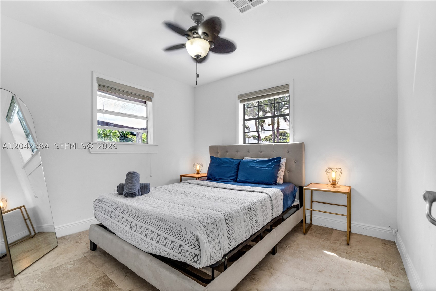 HOLLYWOOD HILLS - Residential