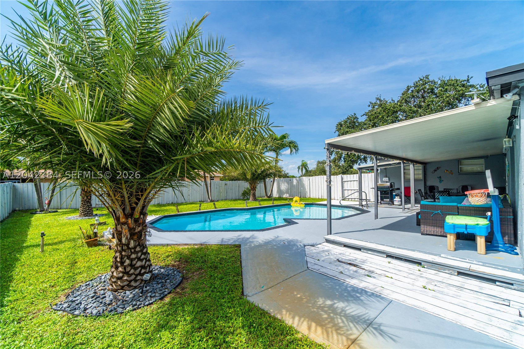 HOLLYWOOD HILLS - Residential