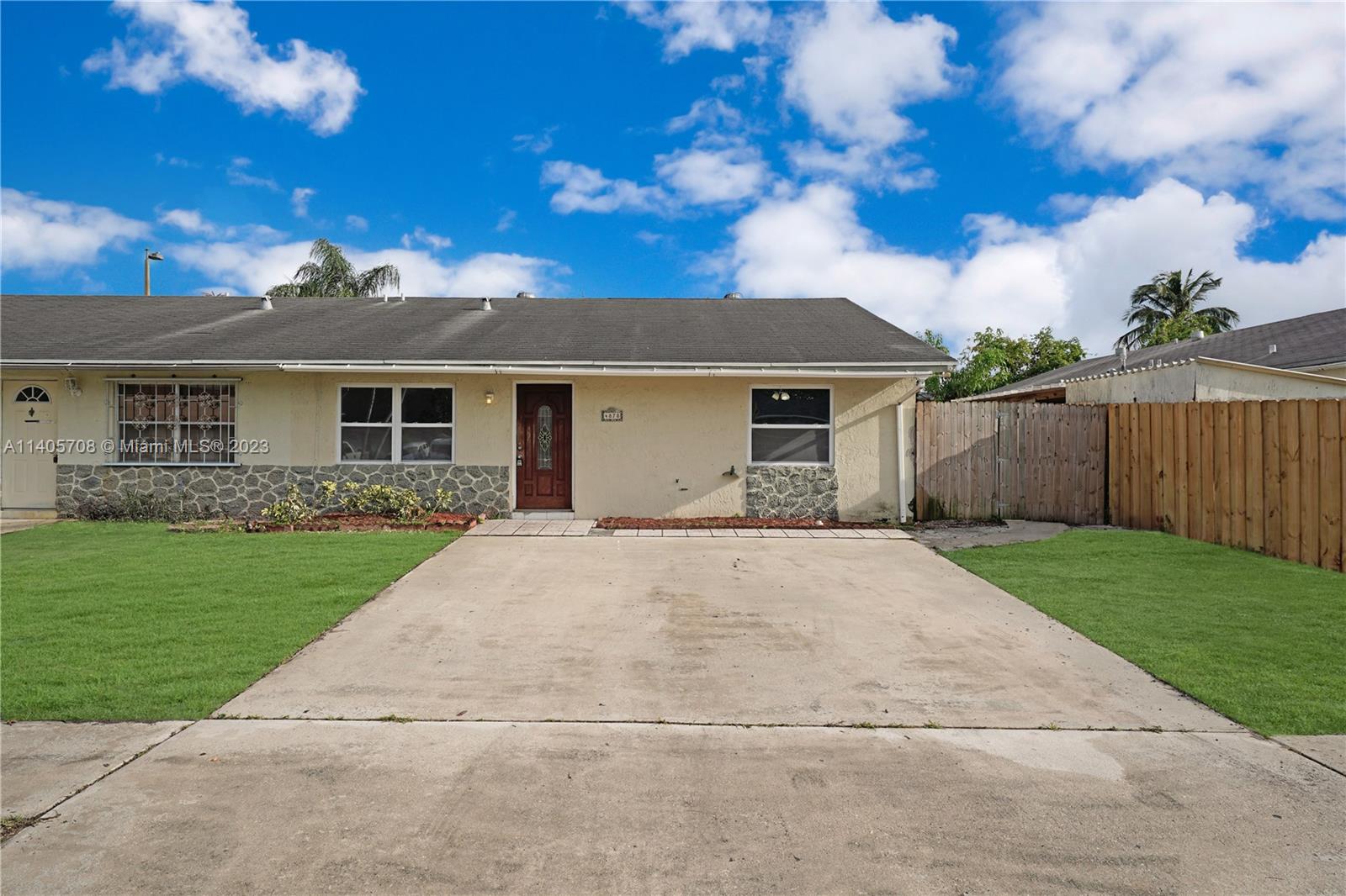 Take a look at this home featuring 3 bedrooms, 2 bathrooms, and approximately 1,216 square feet. Enjoy the freedom of a virtually maintenance free lifestyle while residing in a great community. Property has tile floor throughout. Granite countertops in the kitchen.