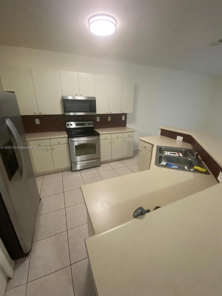 KENDALLAND - Residential Lease