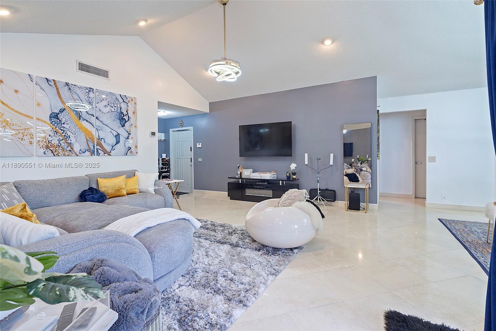 COUNTRY ISLES - Residential