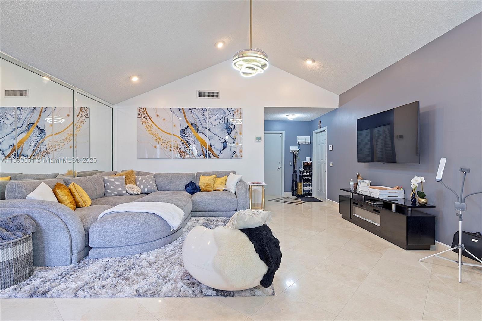 COUNTRY ISLES - Residential