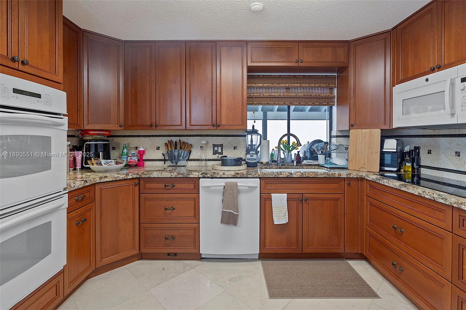 COUNTRY ISLES - Residential