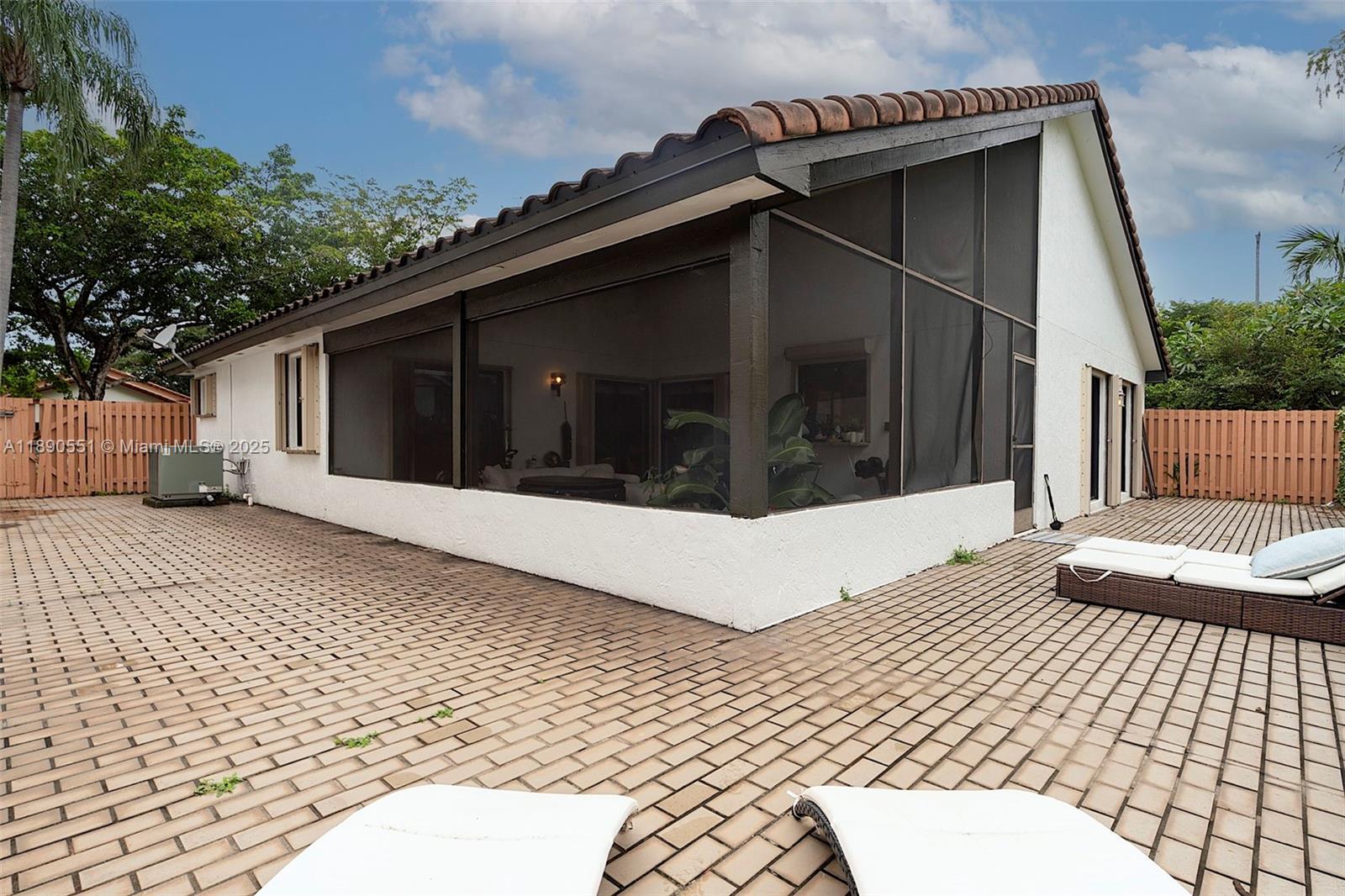 COUNTRY ISLES - Residential