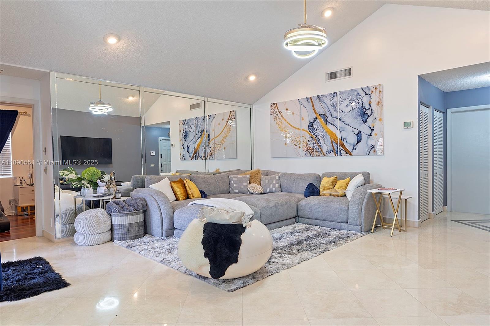 COUNTRY ISLES - Residential