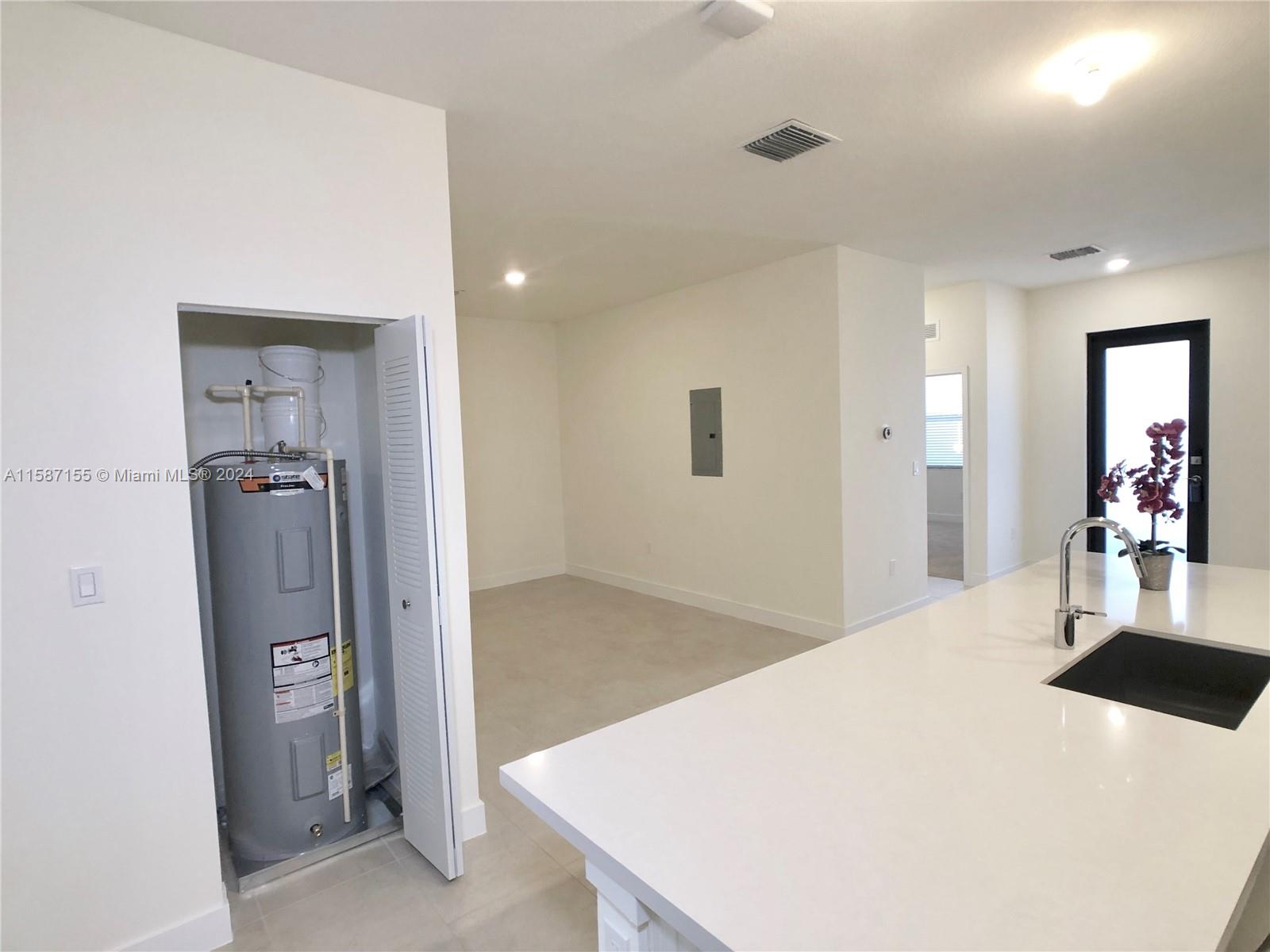 APEX AT PARK CENTRAL COND - Residential Lease