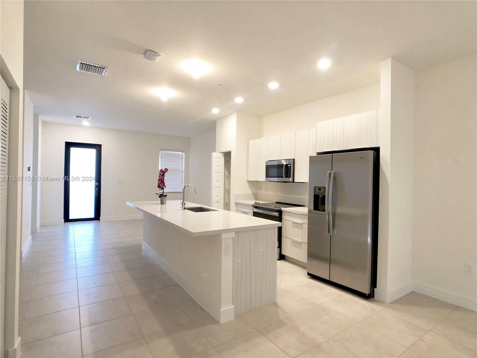 APEX AT PARK CENTRAL COND - Residential Lease